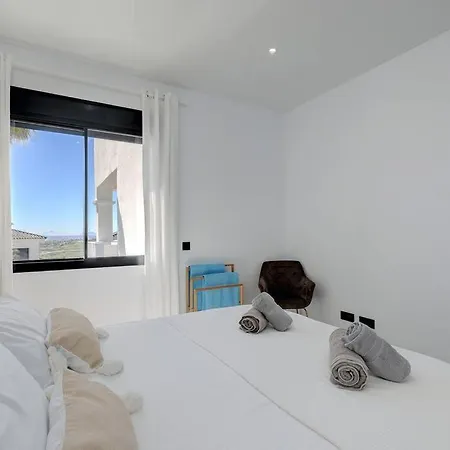 Apartment 2 Bed At Hills With Great Sea Views! *