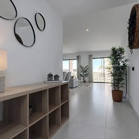 2 Bed At Hills With Great Sea Views! Apartmán *