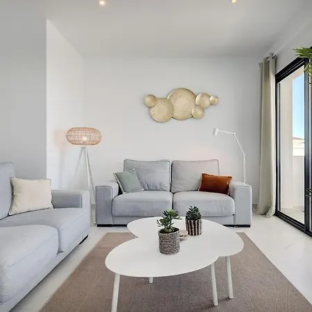 2 Bed At Hills With Great Sea Views! Apartmán