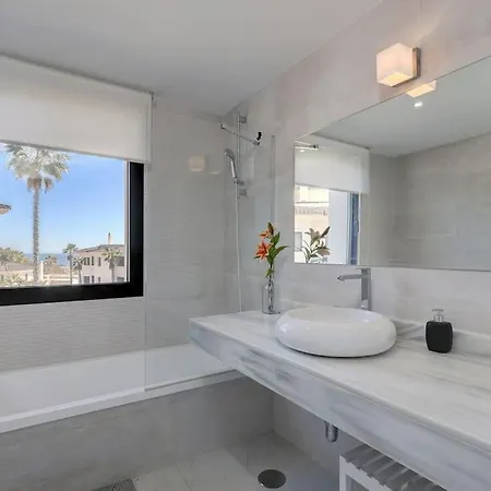 2 Bed At Hills With Great Sea Views!