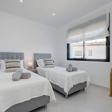 2 Bed At Hills With Great Sea Views! Lägenhet