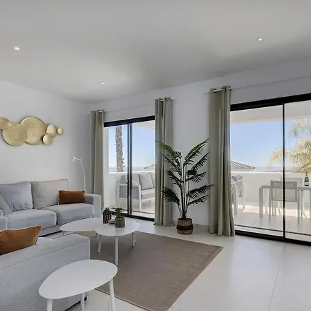 Lägenhet 2 Bed At Hills With Great Sea Views!