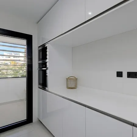 Lägenhet 2 Bed At Hills With Great Sea Views! *