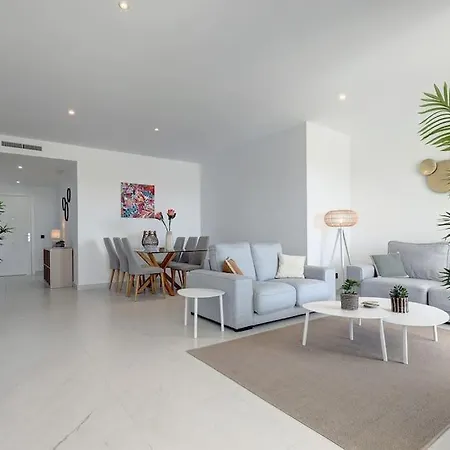 2 Bed At Hills With Great Sea Views! Lägenhet