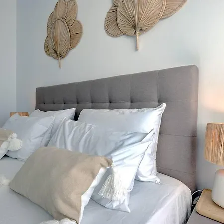 Lägenhet 2 Bed At Hills With Great Sea Views!