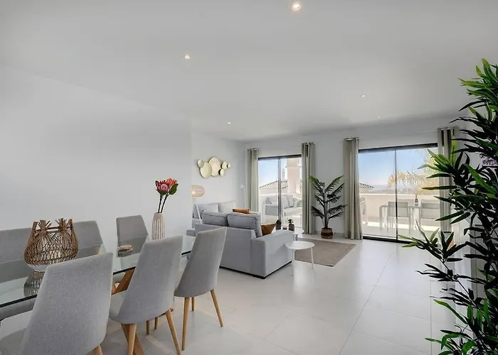 2 Bed At Hills With Great Sea Views! Apartment