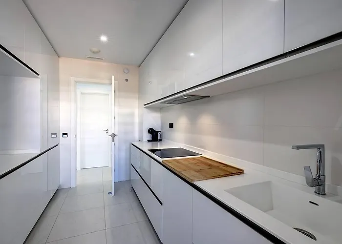 2 Bed At Hills With Great Sea Views! Apartment *