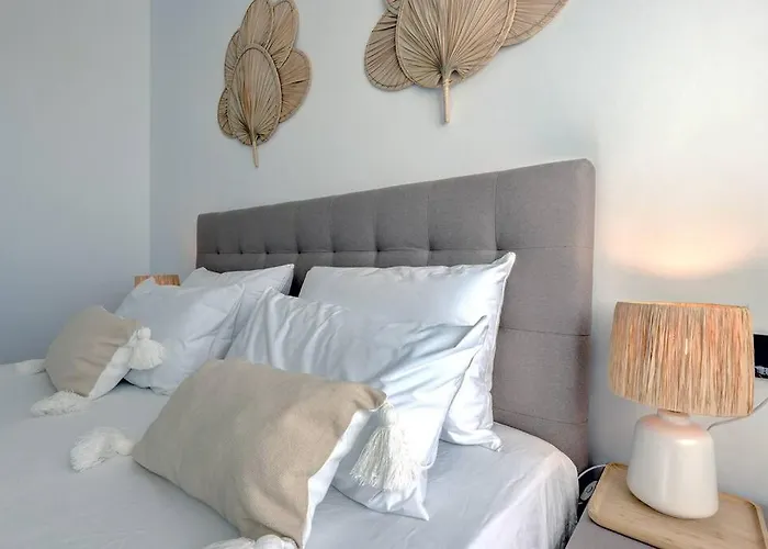 Apartment 2 Bed At Hills With Great Sea Views!