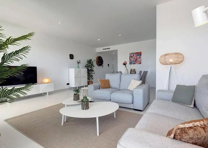 Apartment 2 Bed At Hills With Great Sea Views!