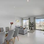 2 Bed At Hills With Great Sea Views! Apartmán