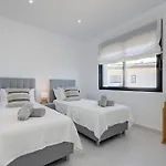2 Bed At Hills With Great Sea Views! Apartmán