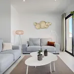 2 Bed At Hills With Great Sea Views! Apartmán