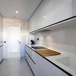 2 Bed At Hills With Great Sea Views! Apartmán *