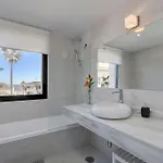 2 Bed At Hills With Great Sea Views!