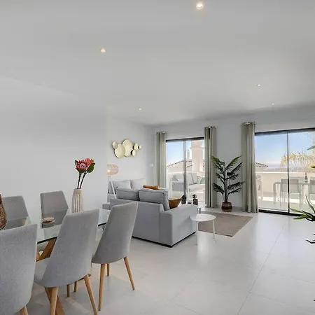 2 Bed At Hills With Great Sea Views! Apartament