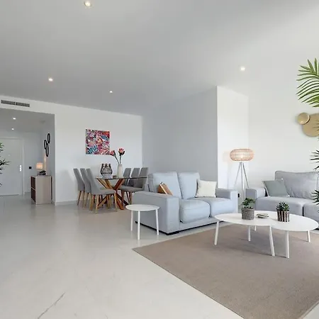 2 Bed At Hills With Great Sea Views! דירה